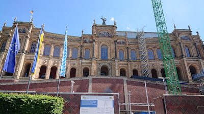 vor dem Maximilianeum